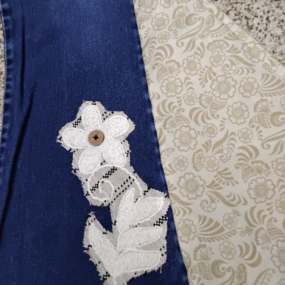 3831 Size 9 Zara Di Blue Flare Jeans with Cream Floral Accents - Picture 2 of 5